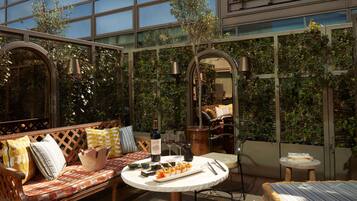 Chambre Deluxe, 1 grand lit, terrasse | Literie de qualité supérieure, surmatelas, minibar