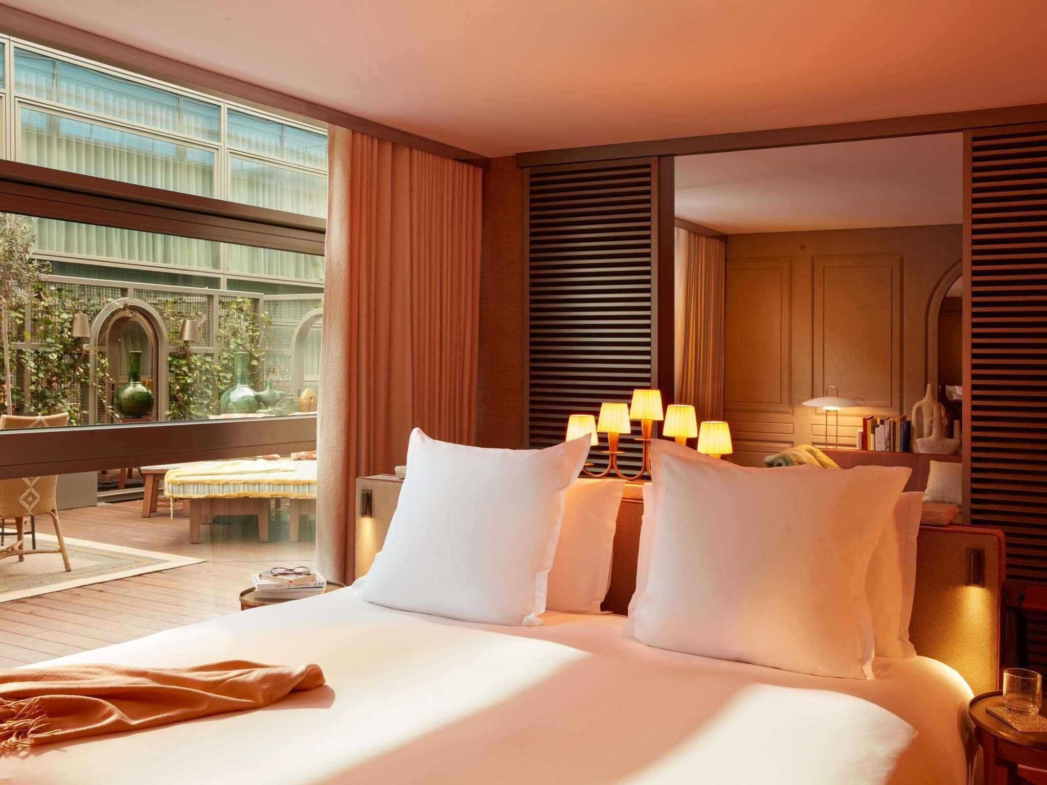 Suite, 1 Tempat Tidur King, teras | Seprai premium, bantalan ekstra lembut, minibar, dan brankas