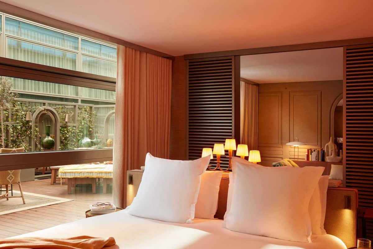 Suite, 1 trÚs grand lit, terrasse | Literie de qualité, lit avec matelas à plateau-coussin, minibar