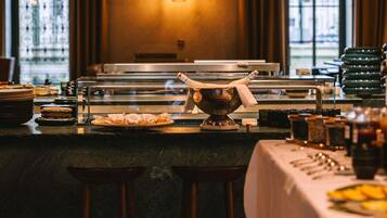 Dagelijks ontbijtbuffet (EUR 32 per persoon)