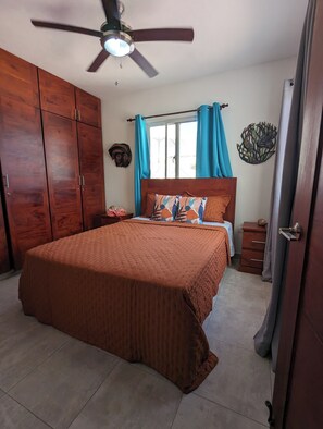 2 bedrooms, iron/ironing board, WiFi, bed sheets