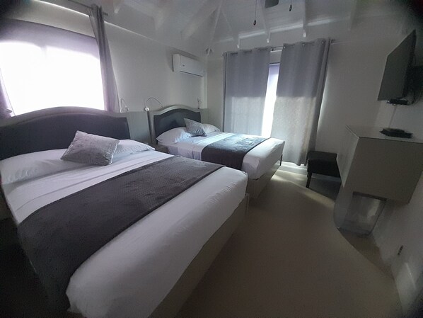 3 chambres, coffres-forts dans les chambres, fer et planche à repasser