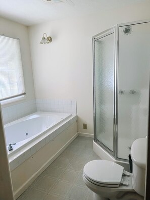 Whirlpool, Handtücher, Seife, Toilettenpapier