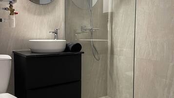 Asciugacapelli, asciugamani, sapone, carta igienica