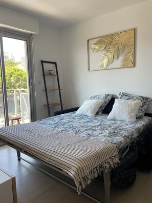 Tabla de planchar con plancha, wifi gratis, ropa de cama