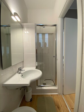Shower, hair dryer, bidet, towels - Suite Vittoria Historical Center of Verona (Verona)