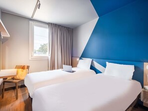 Standard Room, 2 Single Beds | Soundproofing, free WiFi