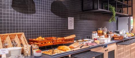 Buffet déjeuner servi tous les jours en supplément
