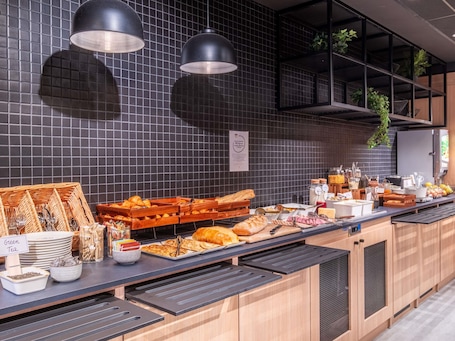 Petit déjeuner buffet servi tous les jours en supplément. Ibis Budget Nantes Nord Treillières
