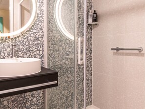Een minibar, een bureau, gratis wifi