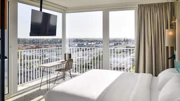 Minibar, desk, free WiFi