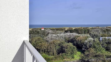 Quarto superior, 1 cama de casal, sacada, vista para o oceano | Frigobar, escrivaninha, Wi-Fi de cortesia