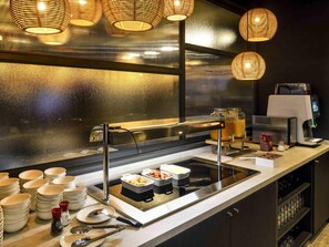 Bữa sáng buffet hàng ngày (22 EUR/mỗi người)