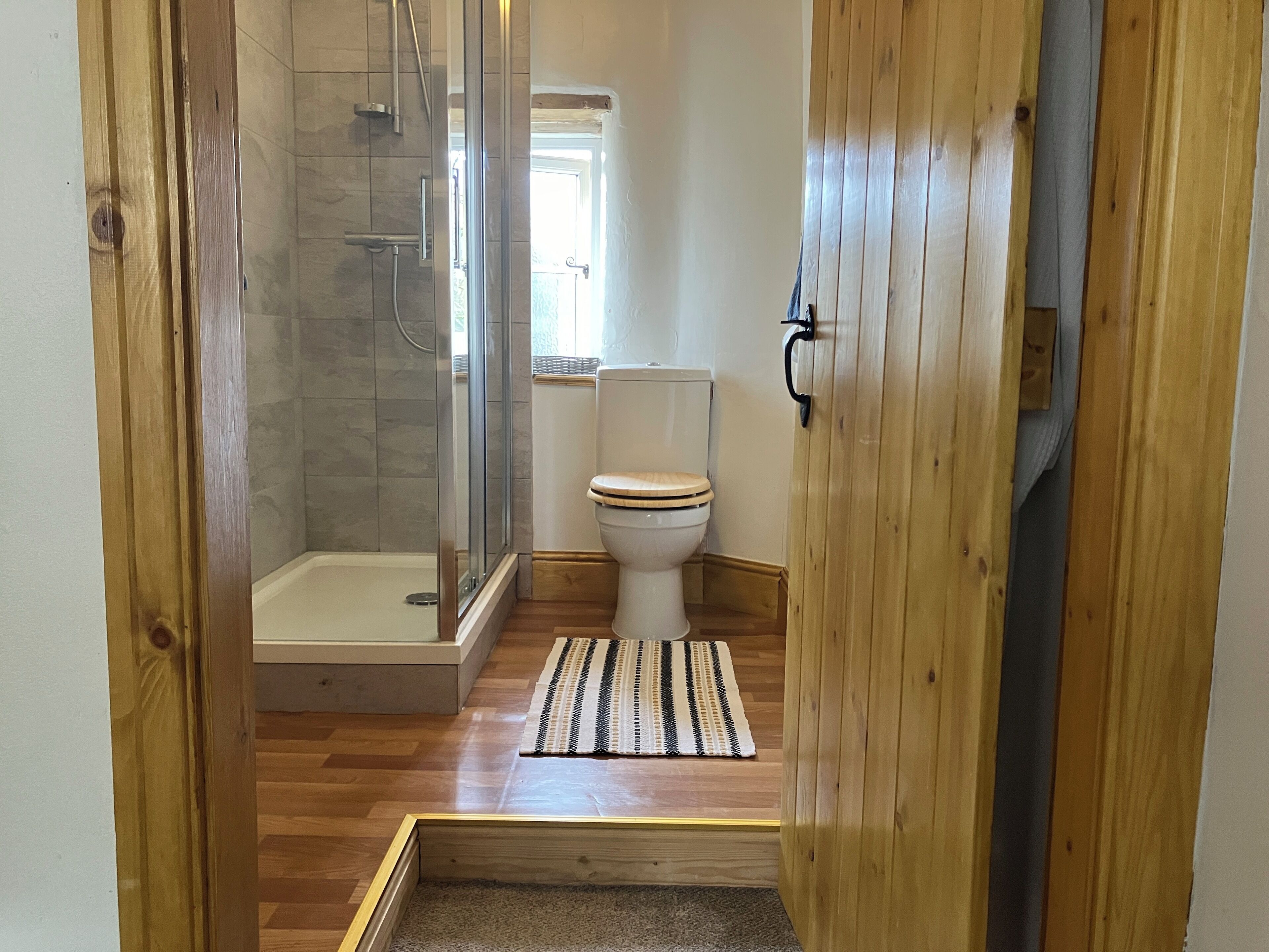 Douche, articles de toilette écologiques, sèche-cheveux