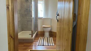 Douche, articles de toilette écologiques, sèche-cheveux