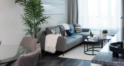 New Elegant & Stunning Townhome - 7 min from beach!