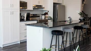 Réfrigérateur, four à micro-ondes, un four, surface de cuisson