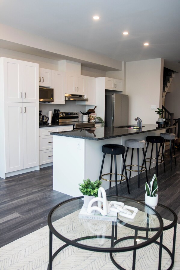 ثلاجة، ميكروويف، فرن، موقد طهي مسطح