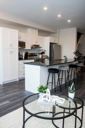 New Elegant & Stunning Townhome - 7 min from beach!