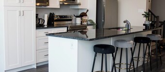 New Elegant & Stunning Townhome - 7 min from beach!