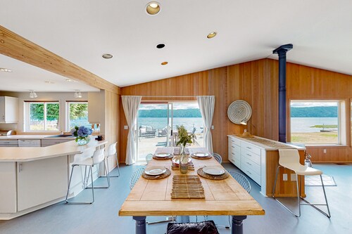 Waterfront home with 3 kayaks, pebbly beach & amazing Hood Canal view
