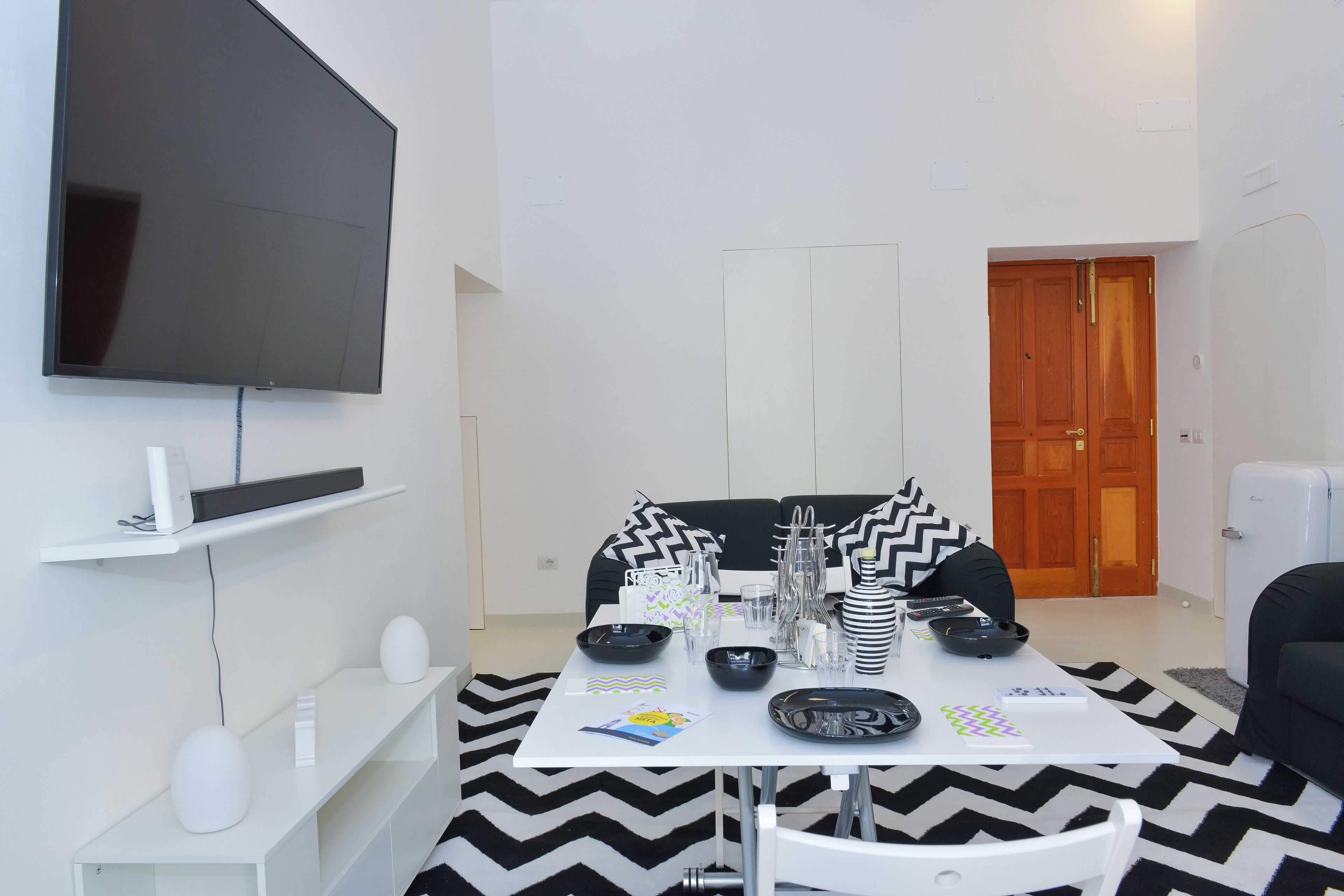 Leilighet – city | Oppholdsområde | En 65-tommers smart-TV med digitale kanaler
