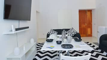 City Apartment | Ruang tamu | 65 inci sebuah televisyen pintar dengan digital