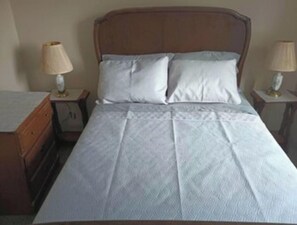 1 bedroom, bed sheets