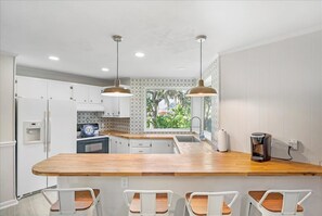 Fridge, microwave, oven, stovetop - Coral Moon House-2 kitchens, fish, kayak, walk to beach, lots of parking (St. Augustine)