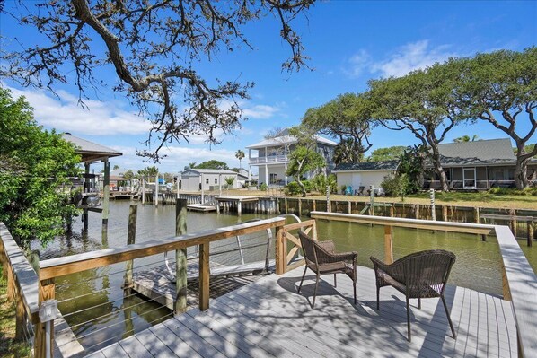 Terrace/patio - Coral Moon House-2 kitchens, fish, kayak, walk to beach, lots of parking (St. Augustine)