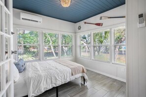 6 bedrooms, desk, WiFi, bed sheets - Coral Moon House-2 kitchens, fish, kayak, walk to beach, lots of parking (St. Augustine)