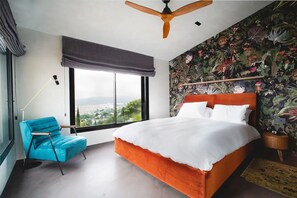 8 bedrooms, iron/ironing board, internet, bed sheets