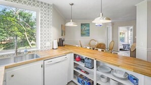Coffee/tea maker, fridge, microwave, oven - Light and Bright Beach Apartment (St. Augustine)