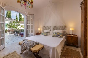 8 habitaciones, tabla de planchar con plancha, internet y ropa de cama 