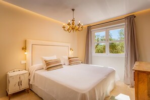 8 bedrooms, iron/ironing board, Internet, bed sheets