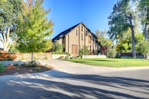 Exterior - Stunning Repurposed Church, lofted, pet friendly, Free Botanic Garden admit 6 (Denver)