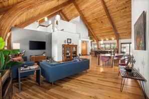 TV connectée, cheminée, lecteur de DVD, table de tennis de table