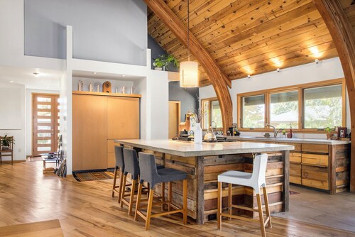 Stunning Repurposed Church, lofted, pet friendly, Free Botanic Garden admit 6