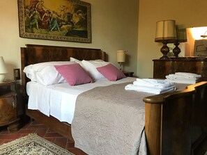 4 bedrooms, desk, iron/ironing board, travel cot