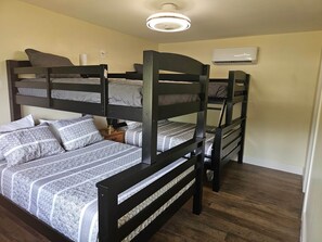 2 bedrooms, WiFi, bed sheets - Rustic Hook Coho Suite (Wellston)