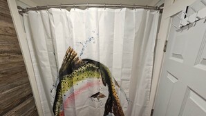 Eine Duschvorhang mit Fischmuster.