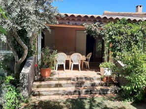 Outdoor dining - Villa Tout Confort Avec Piscine Privée (Alleins)