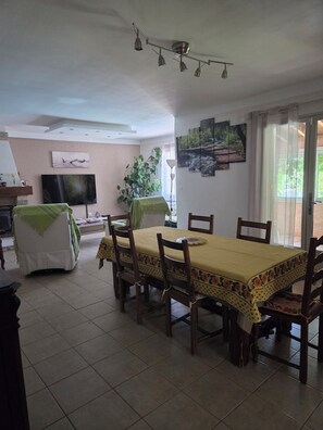 Dining - Villa Tout Confort Avec Piscine Privée (Alleins)