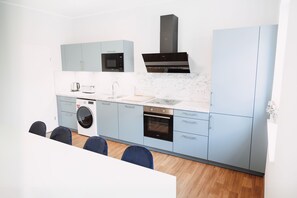 Exclusieve suite | Privékeuken | Een koelkast, een microgolfoven, een oven, een kookplaat