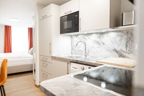 Superior studio | Privékeuken | Een koelkast, een microgolfoven, een oven, een kookplaat