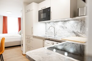 Superior-Studio | Eigene Küche | Kühlschrank, Mikrowelle, Ofen, Herdplatte