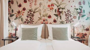 Individuell inredning, unika möbler och arbetsyta för laptop