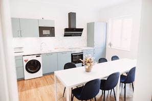 Exclusive Suite | Private kitchen | Fridge, microwave, oven, stovetop - House of Blooms (Fulda)