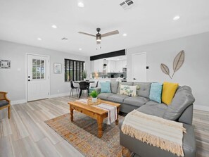 Living area - Casa Rockport - Waterfront + Pet Friendly
 (Rockport)