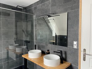 Douche, sĂšche-cheveux, papier toilette